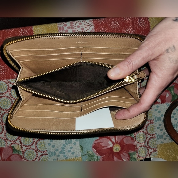 Authentic prada zippy wallet guc see pics - Picture 7 of 13